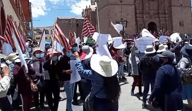 Los manifestantes permanecieron en la Plaza de Armas con banderolas y carteles. Foto: Captura Sin Fronteras