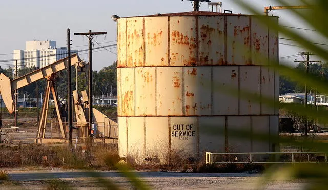 Estación de una petrolera en Long Beach, California. Foto: AFP