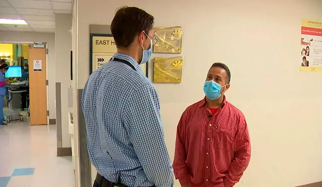 En un hospital de Estados Unidos quedaron sorprendidos por el regreso de este hombre que estuvo infectado con COVID-19. Foto: captura de KOMO News