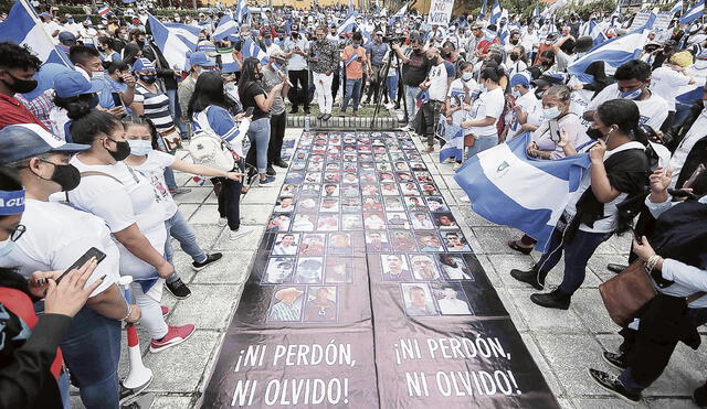 Protestas. Cientos de inmigrantes nicaragüenses protestaron en las calles de San José de Costa Rica y repudiaron los resultados de la farsa electoral que mantuvo en el poder a Daniel Ortega. Foto: difusión
