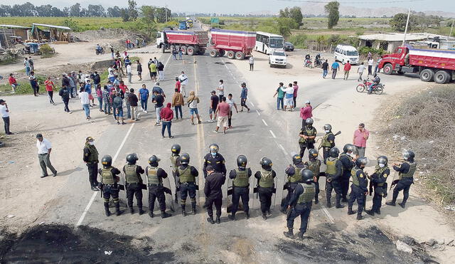 Chiclayo. Trabajadores bloquearon vías, quemaron llantas, marcharon y realizaron plantones. Foto: Clinton Medina/La República