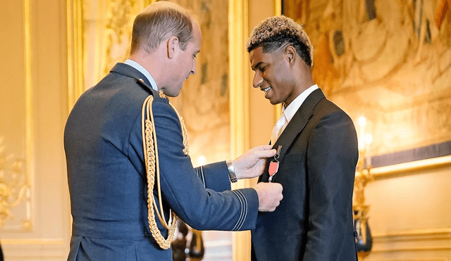 Rashford recibió la medalla en la primera ceremonia presencial desde la pandemia. Foto: Twitter Duques de Cambridge