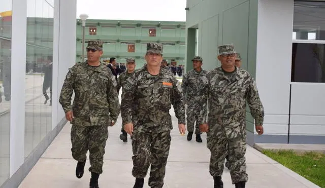 El general Domínguez afirma que el general de división Oswaldo Calle Talledo dispuso que efectivos del Ejército lo espiaran. Foto: La República