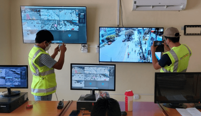 El equipo de control inspeccionó las centrales de monitoreo de las municipalidades. Foto: Contraloría