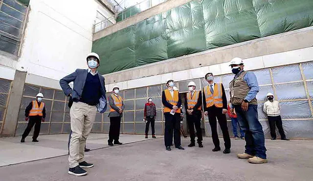 Inspección. Comitiva del Pronis, el embajador de Francia y el gobernador de Cusco visitaron el hospital Lorena. Foto: La República