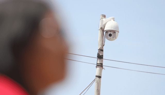 Las cámaras de videovigilancia son importantes en la lucha contra la inseguridad ciudadana. Foto: Clinton Medina/ La República