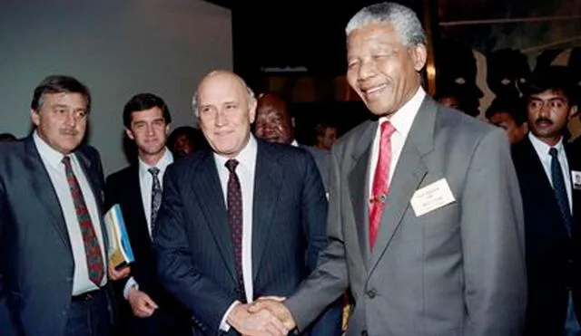 El líder del Congreso Nacional Africano, Nelson Mandela, saluda al presidente de Sudáfrica, Frederik De Klerk, en mayo de 1992. Foto: AFP