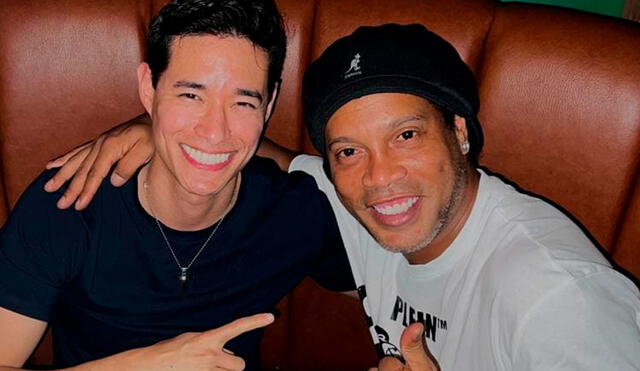 Tony Succar y Ronaldinho sostuvieron una íntima plática y se mostraron sonrientes en foto. Foto: Ronaldinho/Instagram
