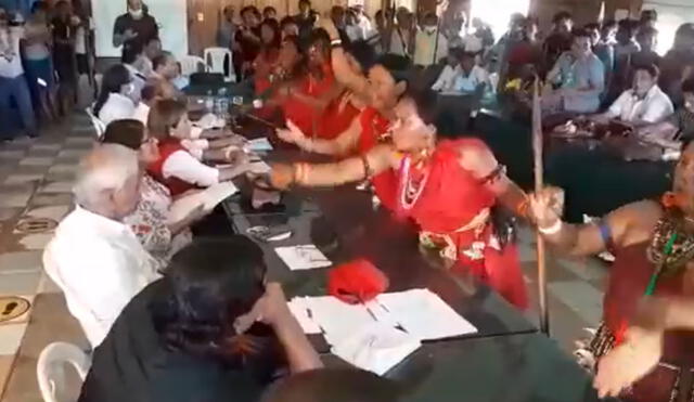 Vistiendo un atuendo típico color rojo y portando sus varas “de guerra”, las mujeres se acercaron a la mesa principal y protestaron ante las autoridades. Foto: captura de RPP