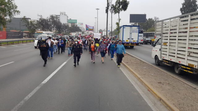 Por unos minutos bloquearon la Panamericana Sur. Foto: Giuliana Castillo / URPI-LR
