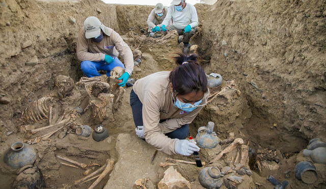 Arqueólogos realizan trabajos en la fosa descubierta en el complejo de la ciudad precolombina ChanChan. Fotografía: EFE