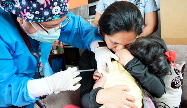 Como parte del bloqueo de vacunación, las brigadas de salud inmunizaron a menores que no tenían vacunas. Foto: Geresa