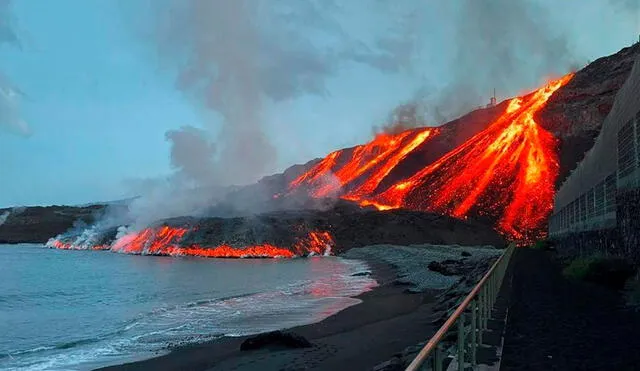 La lava del volcán de La Palma alcanza nuevamente el océano Atlántico en la playa de Los Guirres. Foto: EFE