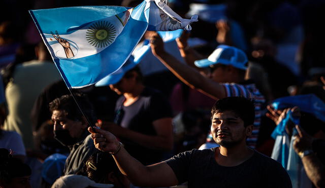 La economía argentina, con el dólar 'blue' como principal referencia en el país latinoamericano, se volvió tema en esta campaña electoral. Video: AFP