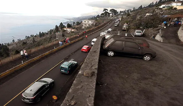 En España han prohibido el acceso a la zona excluyente por concentración de gases a causa del volcán de La Palma. Foto: EFE