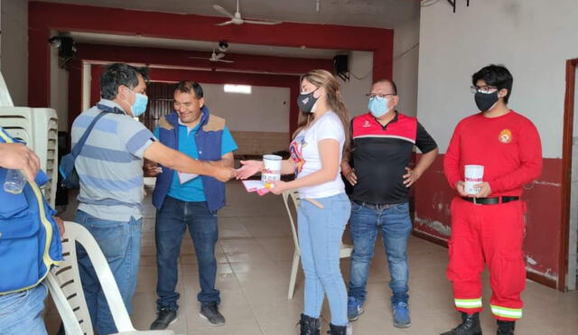La ciudadanía entrega su aporte voluntario para los bomberos. Foto: MDH