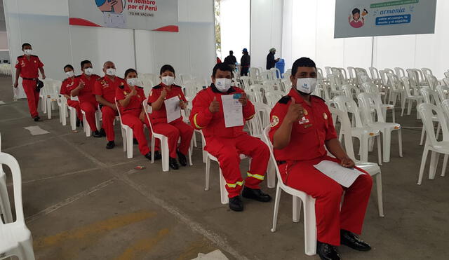 Hombres de rojo invitaron a sus compañeros a que se acerquen a los vacunatorios para recibir su tercera dosis. Foto: Giuliana Castillo / URPI – LR