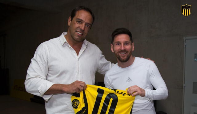 Lionel Messi posó con la camiseta de Peñarol junto al presidente del club. Foto: Peñarol.