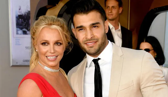 Britney Spears y Sam Asghari se comprometieron en el mes de setiembre y la cantante no dudó en mostrar su anillo de compromiso. Foto: AFP