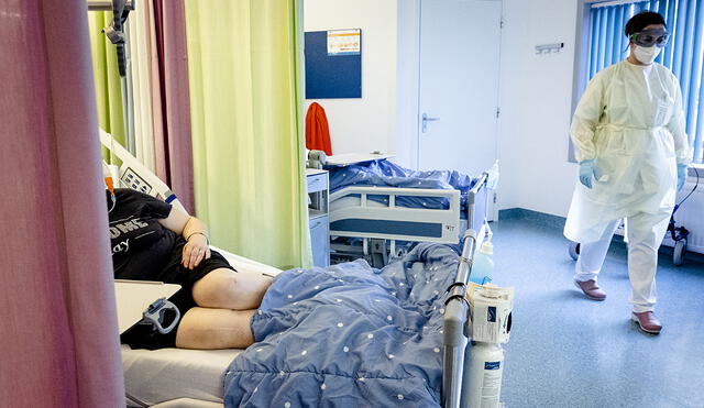 Personal de enfermería asiste a un paciente con COVID-19 en un hospital de Países Bajos el 10 de noviembre. Foto: AFP