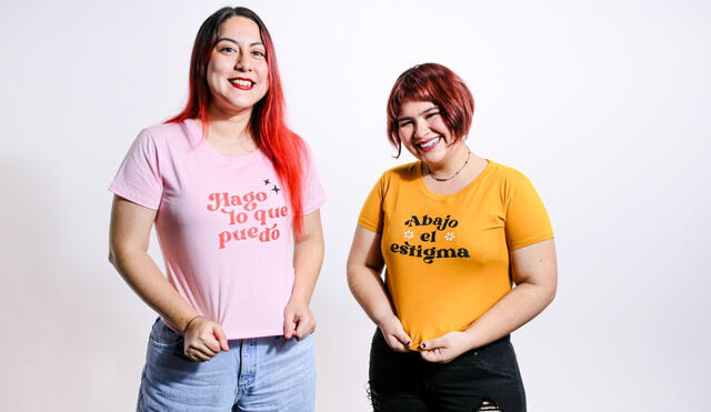 Carolina Díaz y Gabriela Ticona, personas neurodivergentes y activistas por la salud mental, vistiendo camisetas de la marca @masquebipolar. Foto: John Reyes.