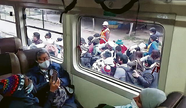 Tropel. Lo pasajeros que no tuvieron la suerte de asegurar un pasaje en Cusco abordan el tren en Chilca. Van parados, apiñados y expuestos a contagios. Foto: difusión