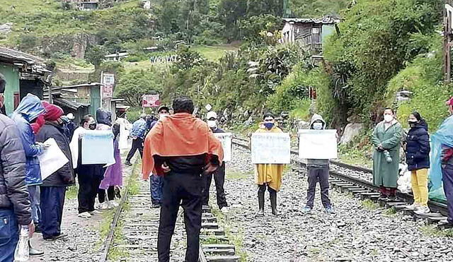 PROTESTAS.  Pobladores de la comunidad de Qorihuayrachina aseguran que manifestación fue por mal servicio ferroviario