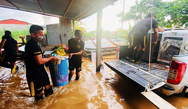 Miembros del Ejército ayudaron a los pobladores de viviendas afectadas por las lluvias. Foto: Ejército