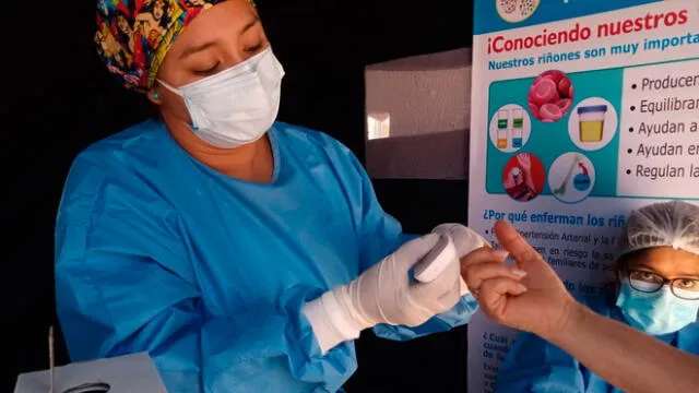 Personal del Hospital Almanzor Aguinaga realizó campaña de despistaje de diabetes. Foto: EsSalud.