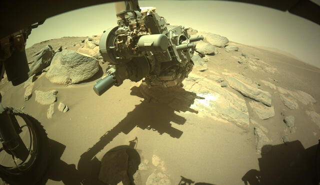 Brazo del rover Perseverance erosionando la roca. Foto: Twitter / @NASAPersevere