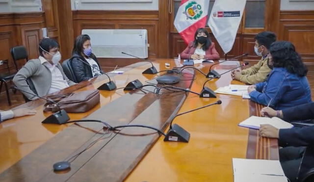 La titular de la PCM, Mirtha Vásquez, sostuvo una reunión con las familias de los deudos y heridos del 14N. Foto: PCM