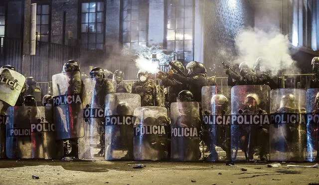 Represión. El 14 de noviembre del año pasado la Policía reprimió las movilizaciones de protesta, haciendo uso desproporcionado de la fuerza. Foto: Antonio Melgarejo/La República