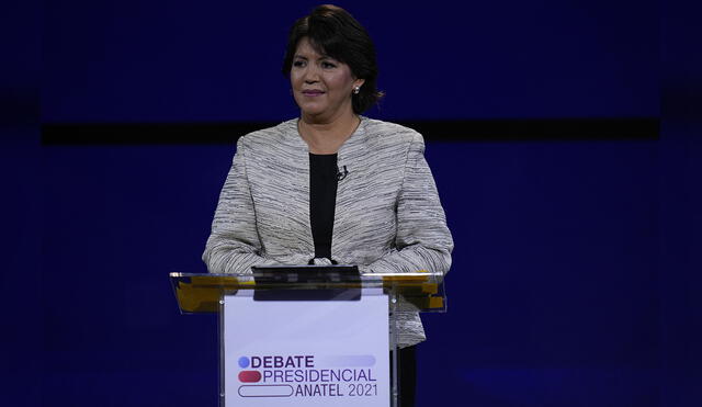 Yasna Provoste, única mujer entre seis candidatos varones, que está en la contienda por la presidencia de Chile. Foto. AFP