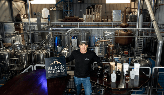 Michael Kuryla, CEO de ‘Black Whiskey’, feliz por la opinión de los catadores especializados sobre la marca de destilados. Foto: Difusión