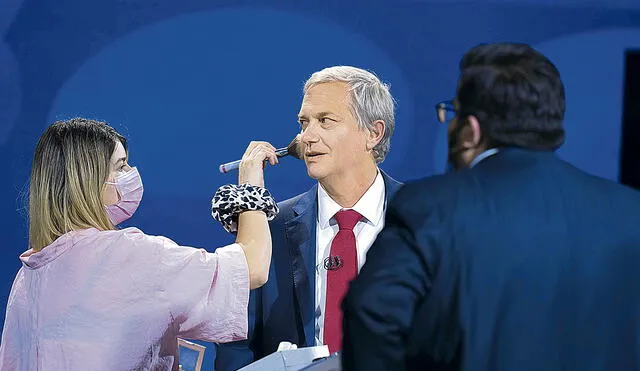 Sin maquillaje. Kast es maquillado antes de su turno en el reciente debate electoral. Foto: EFE