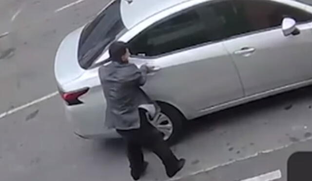El cómplice del robo logró huir en un auto gris que lo esperaba a unos metros. Foto: captura de Panamericana