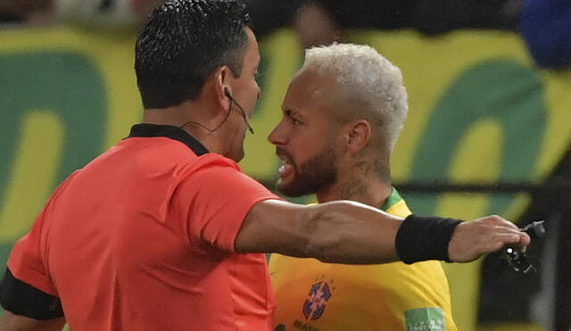 Dejar pasar la indisciplina del brasileño le resultó caro al árbitro chileno. Foto: AFP