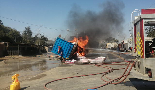 Los moradores de la zona temieron la propagación del fuego. Foto: EPS Grau