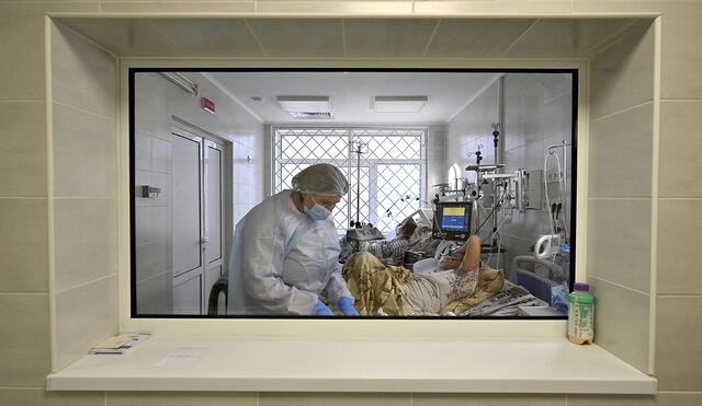 Personal de salud brinda asistencia médica a un paciente de COVID-19. Foto: AFP