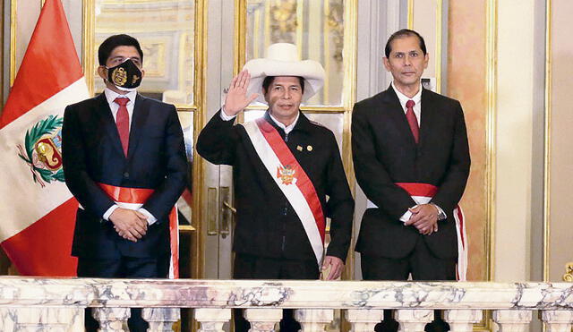 En palacio. Juan Carrasco y Jorge Luis Prado con el presidente Castillo, luego de la juramentación. Mirtha Vásquez, jefa de gabinete, expresó su complacencia. Foto: John Reyes / La República