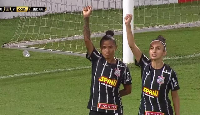 La experimentada jugadora de 40 años, Grazielle, celebró el octavo gol con el puño alzado en contra del racismo. Foto: captura Copa Libertadores