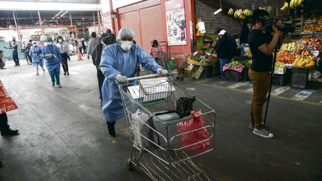 Cerrando brechas. Brigadas de salud recorrieron mercado del Avelino para inmunizar. Foto: Rodrigo Talavera/ La República