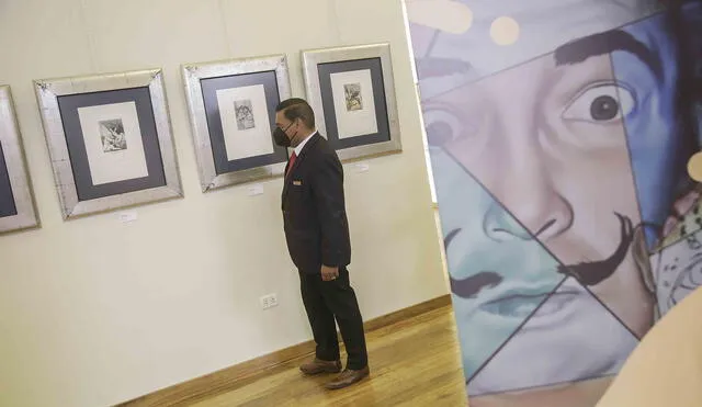 El genio del bigote. Herrera Palma en la exposición de la obra de Dalí sobre Goya que se inaugura este jueves. Foto: Rodrigo Talavera/ La República