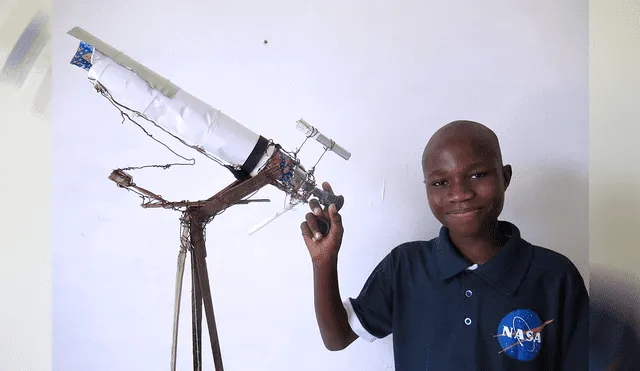 El pequeño Malick Ndiaye junto al telescopio casero que fabricó. Foto: José Naranjo
