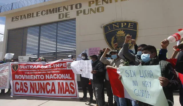 Trabajadores realizaron plantón en el frontis del penal antes conocido como Yanamayo. Foto: Juan Carlos Cisneros/La República