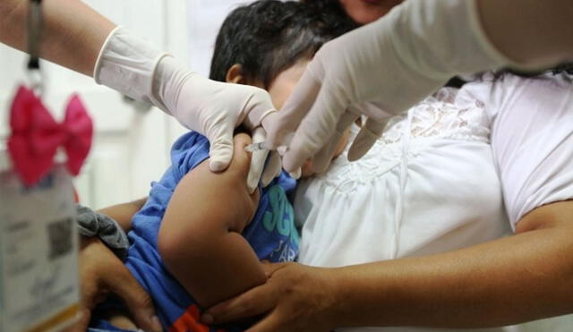 Niños menores de cinco años deben recibir tres dosis de la vacuna contra el neumococo. Foto: Andina
