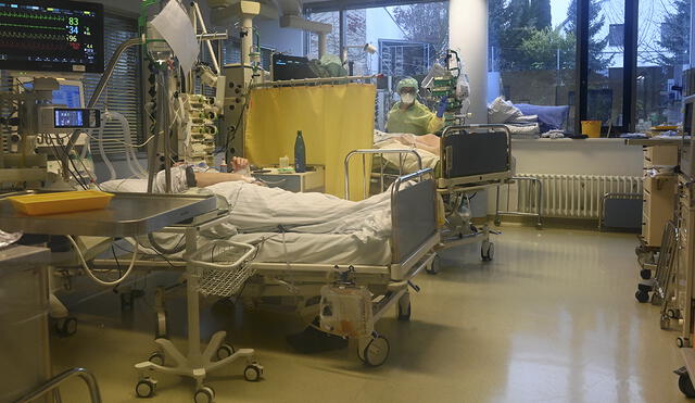 Médicos no daban esperanza de vida mujer que pasó un mes en cuidados intensivos debido a complicaciones de la COVID-19. Foto: AFP/referencial