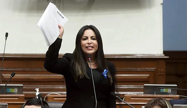 Amenaza. La congresista de Avanza País Patricia Chirinos interrumpió la sesión del Pleno para anunciar que promueve una moción de vacancia presidencial.