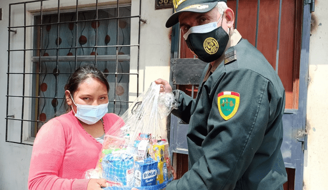 Coronel PNP Jorge Luis Barboza fue el encargado de entregar los donativos. Foto y video: Geanella Izquierdo / URPI-LR
