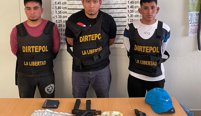 Los delincuentes fueron rodeados y reducidos por los agentes encubiertos. Foto: PNP